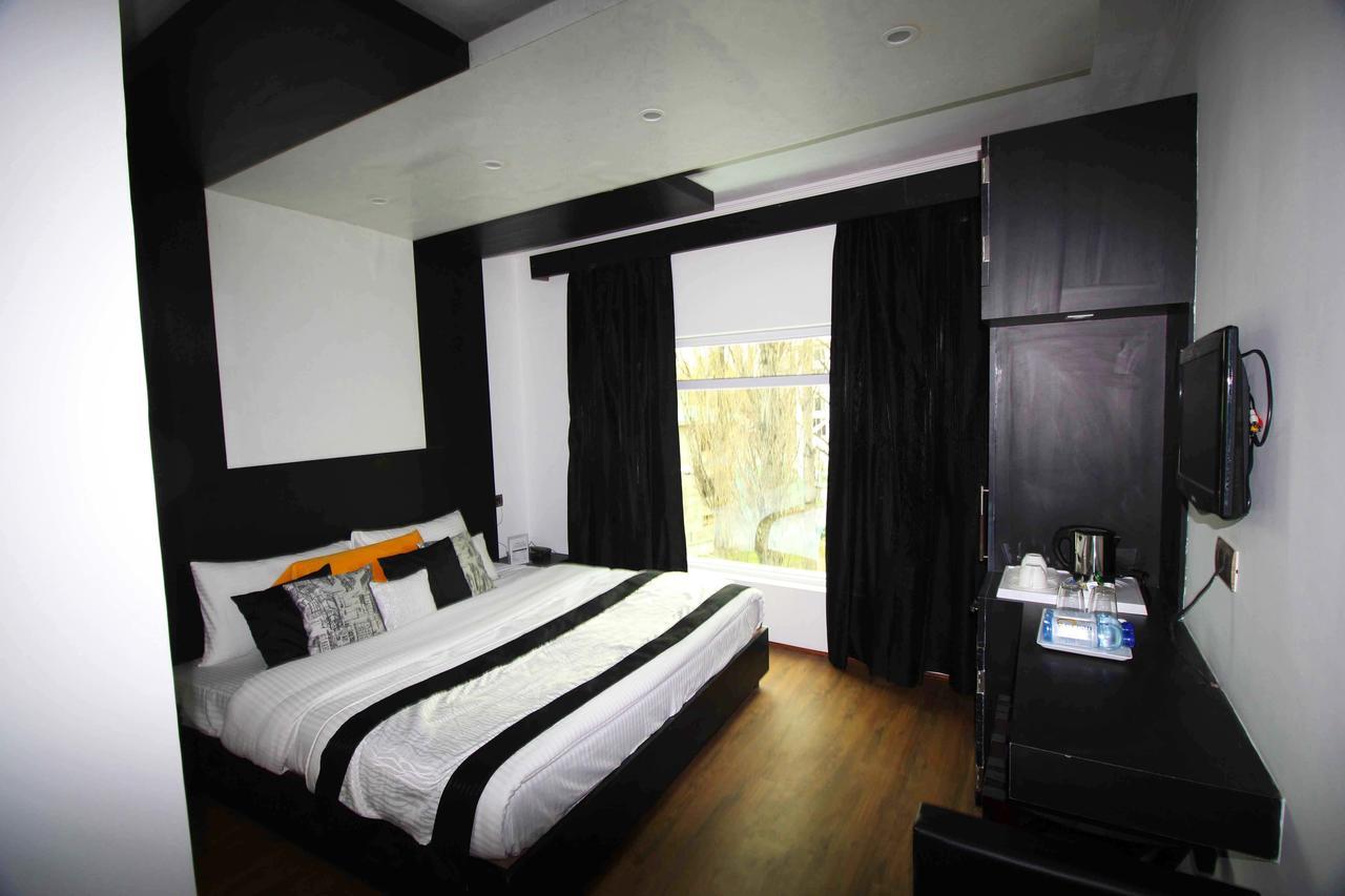 Srīnagar Hotel Green Leaf מראה חיצוני תמונה